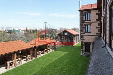 Отдельно стоящее здание, 842 м²